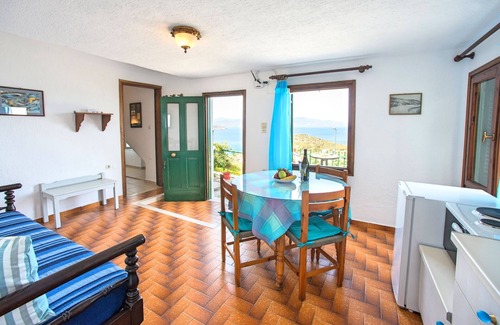 Kalo Chorio House | Cozy Anemone Seaside Homes with Ocean Views & Pet Friendly