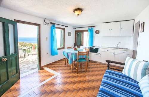 Kalo Chorio House | Cozy Anemone Seaside Homes with Ocean Views & Pet Friendly