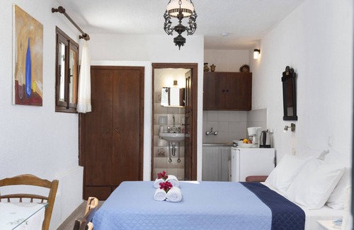 Kalo Chorio House | Cozy Anemone Seaside Homes with Ocean Views & Pet Friendly