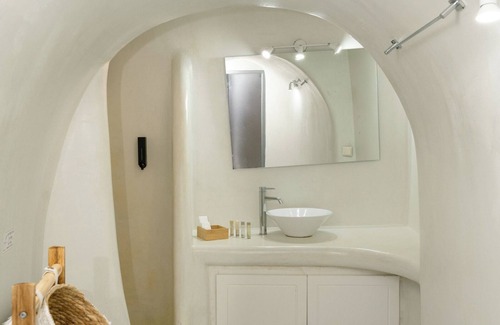 Fira House | Discover Noni Studios: Guest Rated 9.2 with Spa & Dining