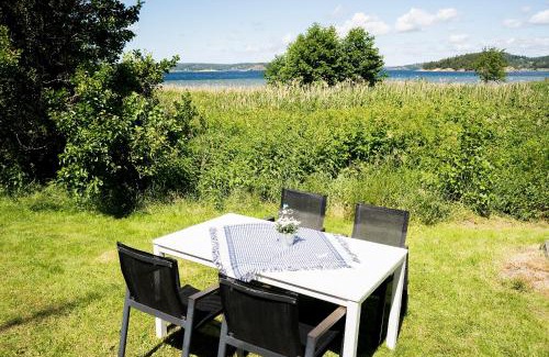 Ljungskile House | Relax at Anfasteröd Gårdsvik - Sjöstugan with Ocean Views