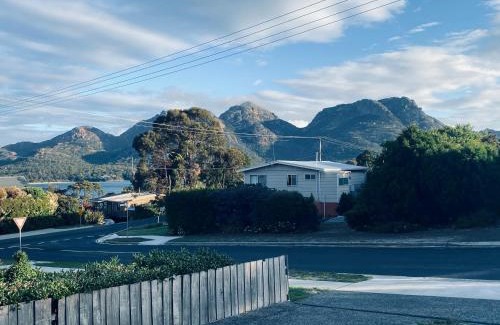Coles Bay House | Discover Angasi: A Top-Rated 4-Star Retreat Awaits