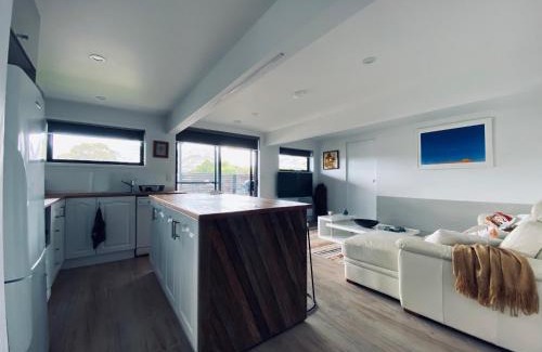Coles Bay House | Discover Angasi: A Top-Rated 4-Star Retreat Awaits