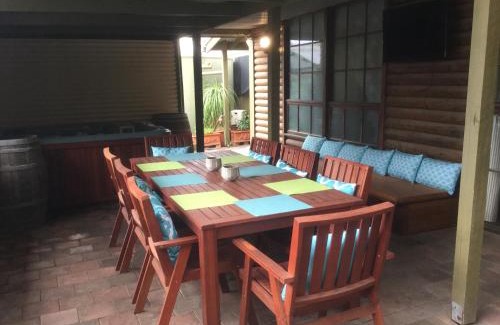 Angaston House | Relaxing Angaston by the Winter Creek with Spa & Hot Tub