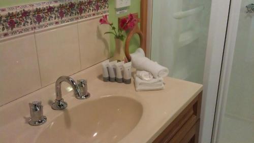 Stanley House | Relax at Touchwood Cottages: 4-Star Retreat with Dining