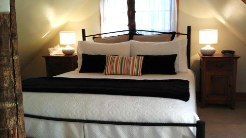 Stanley House | Relax at Touchwood Cottages: 4-Star Retreat with Dining