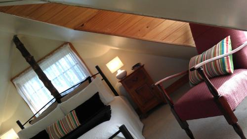 Stanley House | Relax at Touchwood Cottages: 4-Star Retreat with Dining