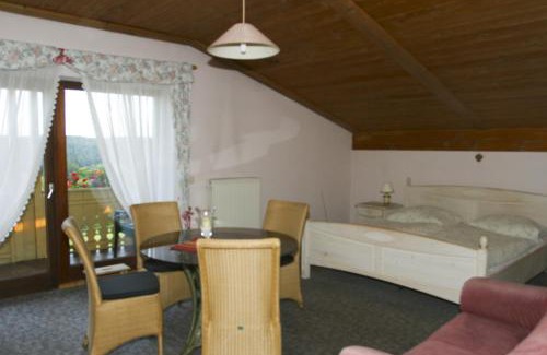 Haarbach House | Angela Steiger: Family-Friendly Stay with Breakfast Included