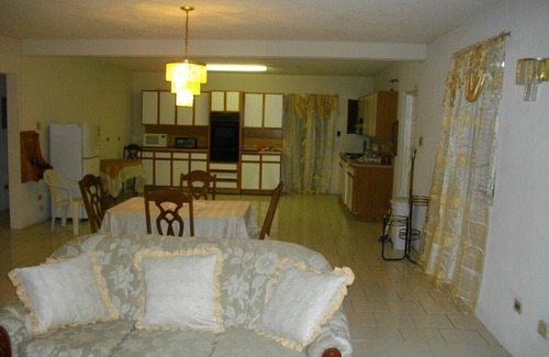 Bromefield House | Angela Vacation Home: Relaxing Getaway Near Moon Town
