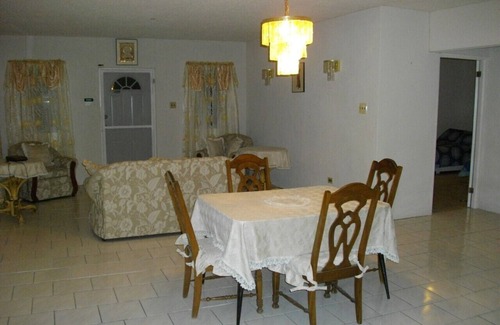 Bromefield House | Angela Vacation Home: Relaxing Getaway Near Moon Town