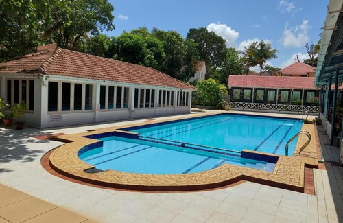 Pilerne Resort | Discover Angels Resort: Family-Friendly with Pool & Breakfast