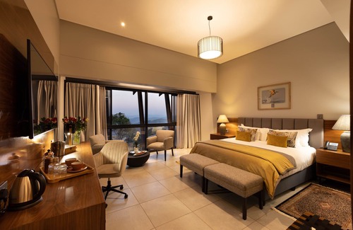 Graskop House | Discover Angels View: Family-Friendly Stay with Pool & Dining