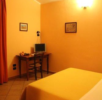 Lanciano House | Discover Angelucci Agriturismo: Poolside Oceanfront Retreat