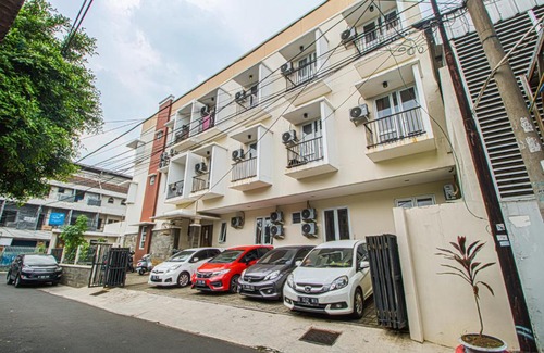 Gandaria-selatan House | Welcoming Anggrek Residence: Family-Friendly with Breakfast