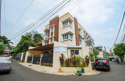 Gandaria-selatan House | Welcoming Anggrek Residence: Family-Friendly with Breakfast