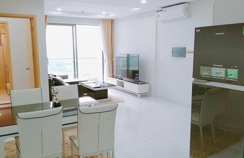 District 7 Apartment | Riverside Retreat: Pool, Spa & Breakfast Awaits You!