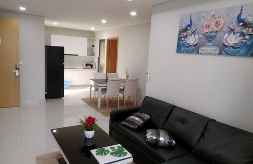 District 7 Apartment | Riverside Retreat: Pool, Spa & Breakfast Awaits You!