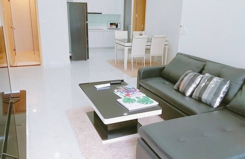 District 7 Apartment | Riverside Retreat: Pool, Spa & Breakfast Awaits You!