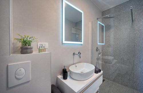 Slatine Apartment | Angie's Rooftop Apartment: Pet-Friendly Oceanfront Escape