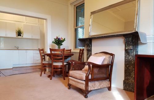 Forbes Apartment | Iconic Anglesey House - Heritage CBD Home with Ocean Views