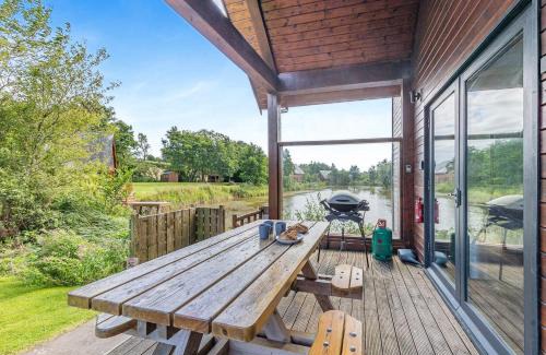 Menai Bridge Resort | Family-Friendly Anglesey Lakeside Lodges with High Ratings