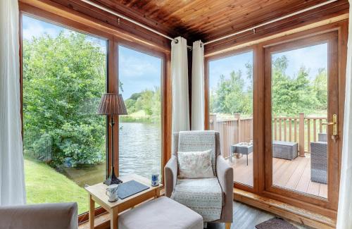 Menai Bridge Resort | Family-Friendly Anglesey Lakeside Lodges with High Ratings