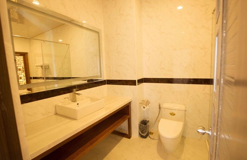 Ca Mau Hotel | Relax at Anh Nguyet Hotel with Pool and Spa Amenities