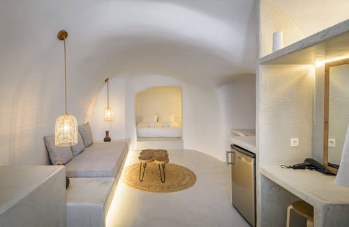 Fira House | Discover Anila Suites: Family-Friendly Hotel with Dining