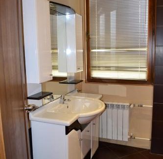 Perushtitsa House | Comfortable Anita Guest House with Hot Tub & Family Amenities