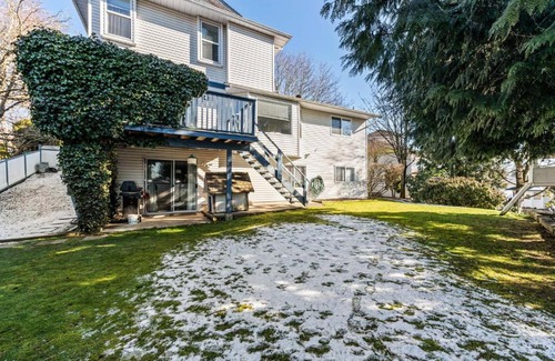 Townline Hill House | Premier Stay at Anita's Bed & Breakfast with Kitchen Access