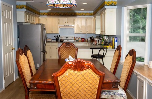 Townline Hill House | Premier Stay at Anita's Bed & Breakfast with Kitchen Access