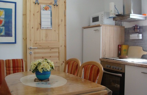 Zarpen Apartment | Discover Anitas Ostseefewo: Pet-Friendly Getaway Near Lübeck