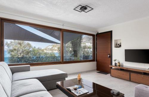 Kini Villa | Oceanfront Aniv Villa with Amazing 10/10 Guest Ratings