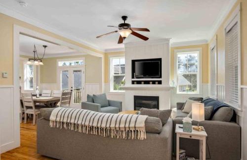 Otter Rock House | Discover Ann and Kathy's Regal Seagull with Hot Tub Retreat