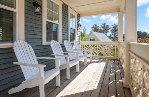 Otter Rock House | Discover Ann and Kathy's Regal Seagull with Hot Tub Retreat