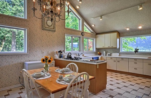 Stevenson Condo | Ann's Aerie: Scenic Views with Family-Friendly Amenities