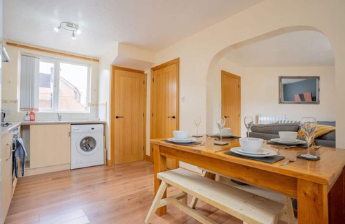 Rocester House | Pet-Friendly Kirsty's Home: Ideal Base for Alton Towers