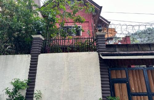 Baguio House | Spacious Ann's Villa with Balcony, Parking & Family Amenities