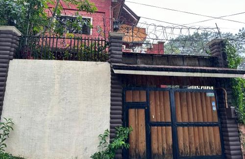 Baguio House | Spacious Ann's Villa with Balcony, Parking & Family Amenities