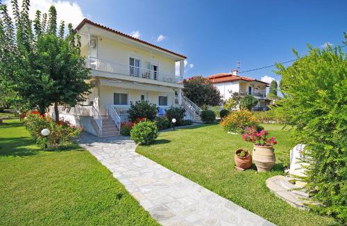 Vourvourou Apartment | Guest Rated 10/10: Family-Friendly Anna Manolaki Retreat