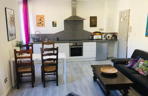 Lagrasse Apartment | Delightful Stay at Anna's Gîte - Pet & Child Friendly!