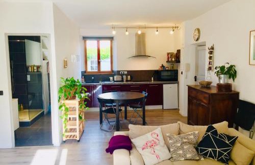 Lagrasse Apartment | Delightful Stay at Anna's Gîte - Pet & Child Friendly!