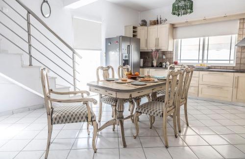 Petrokefalion House | Discover Anna's House: Oceanfront Retreat with Pet-Friendly Amenities