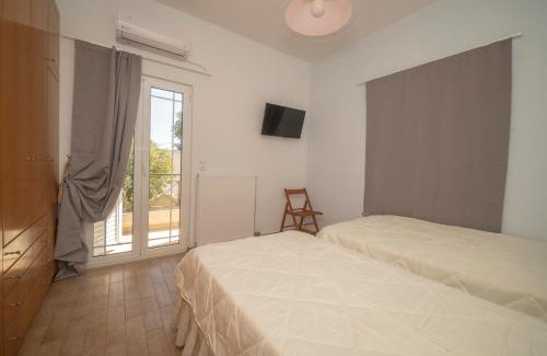 Petrokefalion House | Discover Anna's House: Oceanfront Retreat with Pet-Friendly Amenities