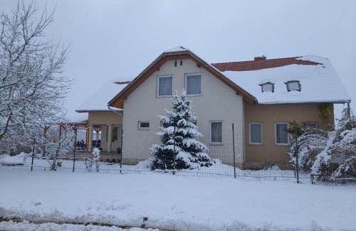 Szeleste House | Cozy Anna Vendégház Szeleste: Pet-Friendly Retreat