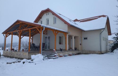 Szeleste House | Cozy Anna Vendégház Szeleste: Pet-Friendly Retreat
