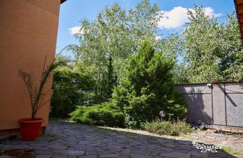 Serednye Apartment | Discover Annamari: Family-Friendly Stay with Pool & Breakfast