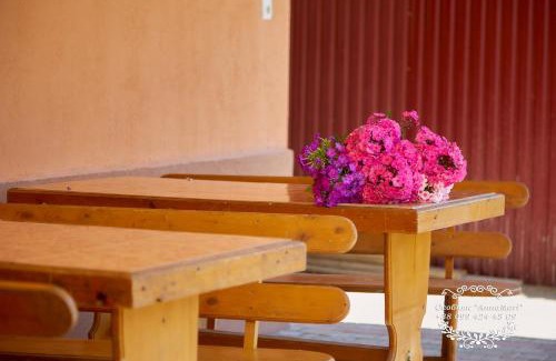 Serednye Apartment | Discover Annamari: Family-Friendly Stay with Pool & Breakfast