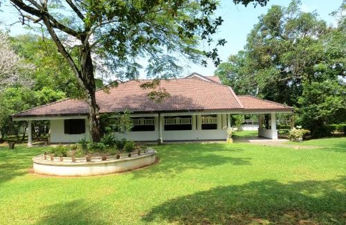 Kalagedihena House | Discover Anncyl1857: Family-Friendly with Pool & Hot Tub