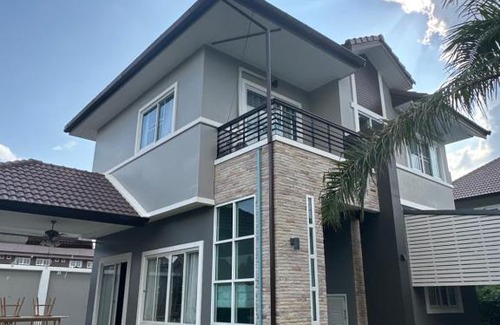 Ban Waen House | Cozy Anne's Cottage: Family-Friendly Retreat Awaits